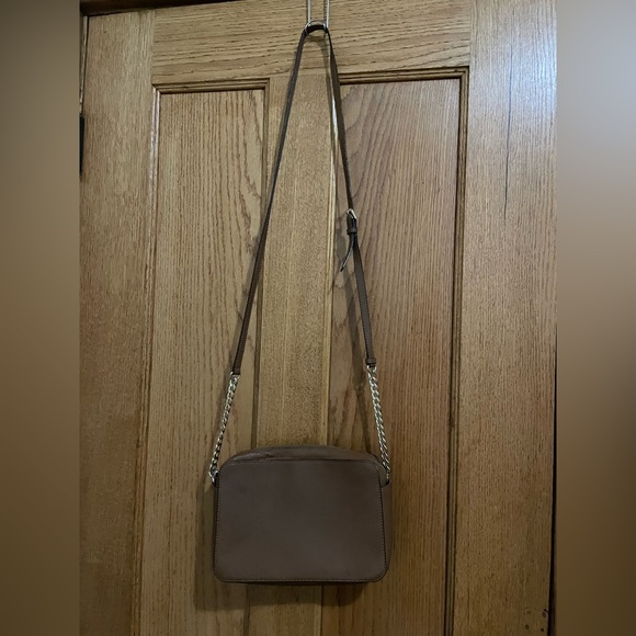FREE w/ PURCHASE from my closet Michael Kors Jet Set Large Saffiano Cross body - Picture 2 of 11
